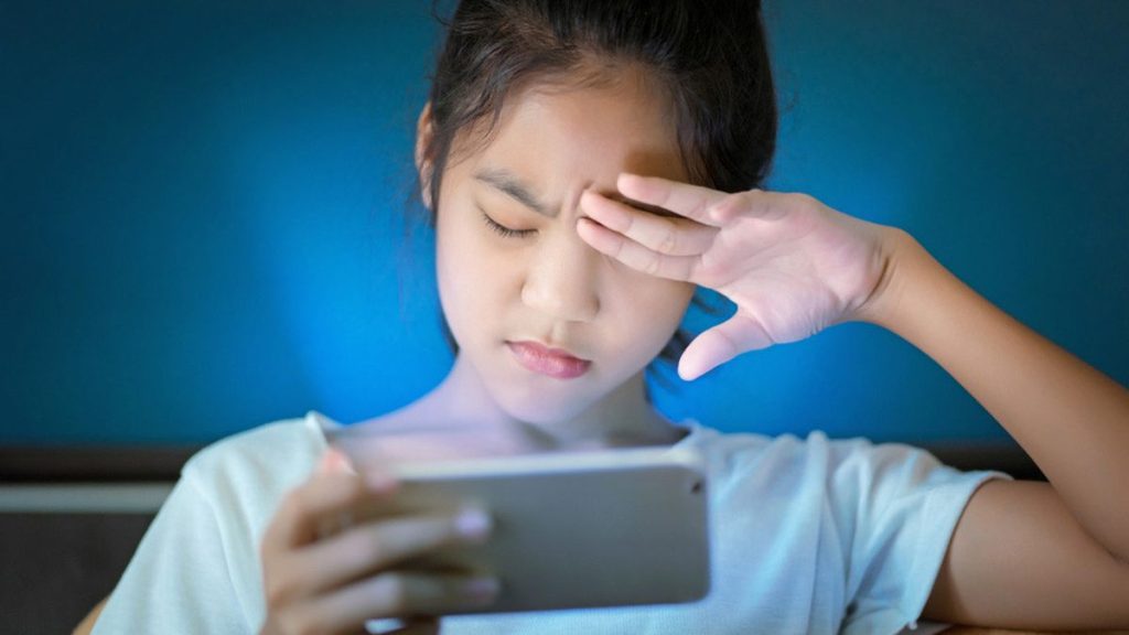 Hubungan Paparan Layar Gadget Berlebihan dengan Gangguan Kesehatan Mata