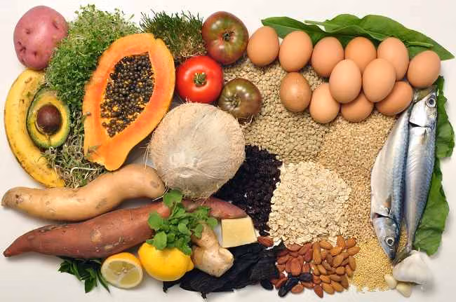 Beragam 10 makanan sehat berupa sayuran hijau, buah-buahan, telur, ikan, kacang-kacangan, oatmeal, yogurt, tempe, beras merah, dan alpukat.